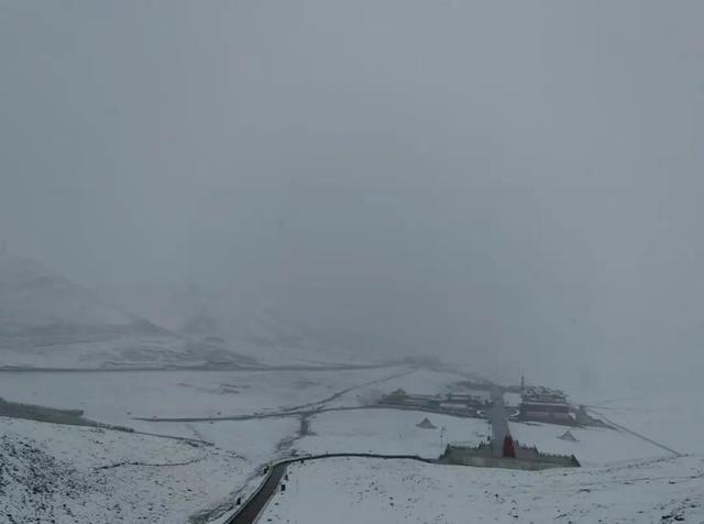 青海日月山下雪了持续约10小时山上白茫茫一片游客直呼：很美很